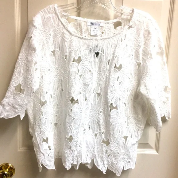 ‘NWT’ FLORAL CUT-OUT WHITE TOP - Picture 1 of 8